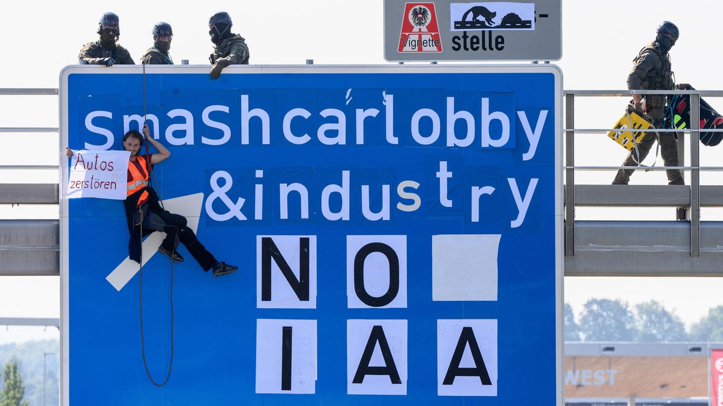 In diesem Jahr steht die IAA wieder voll im Fokus von Umweltaktivisten, die gegen die Autoindustrie demonstrieren