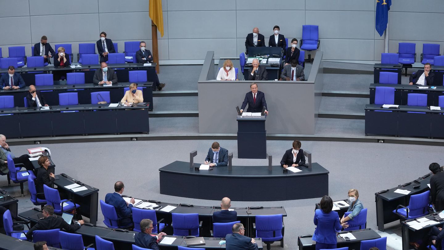 Armin Laschet (CDU) spricht im Plenum im Deutschen Bundestag