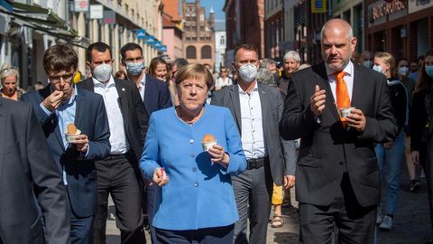 Zum Abschied ein Eis: Kanzlerin Merkel und Wahlkreiskandidat Günther in Stralsund