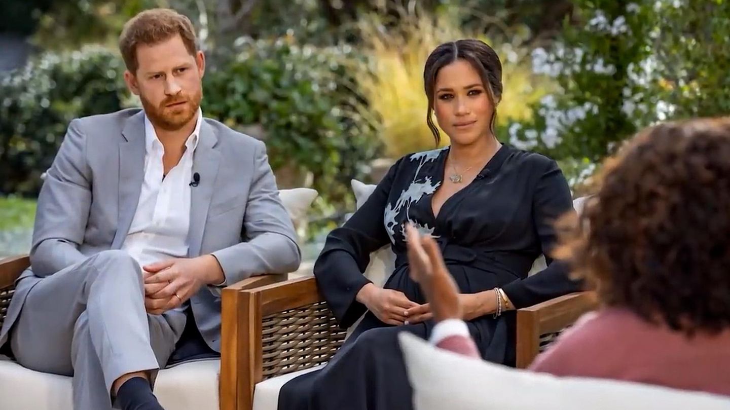 Das hier sind die echten Royals bei Oprah. Es ist übrigens der dritte Teil einer Serie, die sich mit der Liebesgeschichte von Queen-Enkel Harry und der ehemaligen Schauspielerin Meghan Markle befasst. Doch nicht nur sie kommen im Film vor, auch...