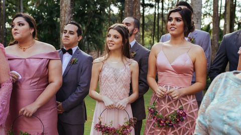 Gäste auf einer Hochzeit in Kleid und Anzug