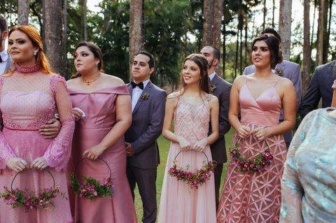 Gäste auf einer Hochzeit in Kleid und Anzug