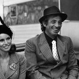 Im Laufe der Jahre verfestigte sich Belmondos Image auf zwei Rollentypen. Häufig spielte er den harten Actionhelden. In der Komödie "Ein irrer Typ" von 1977 war er in seiner anderen Rolle zu sehen, der des charmanten Filous. An der Seite von Raquel Welch übernahm er eine Doppelrolle: Er spielte den Filmstar Bruno Ferrari sowie dessen Stuntman Mike.