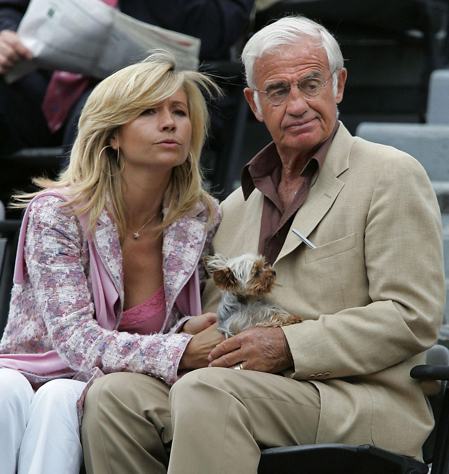 Sie sah man zumeist nur zu dritt mit Hündchen: 2002 heiratete Jean-Paul Belmondo zum zweiten Mal. Zusammen mit der 32 Jahre jüngeren Nathalie, genannt Natty, bekam er 2003 die Tochter Stella. Die Ehe wurde jedoch 2008 wieder geschieden.