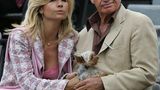 Sie sah man zumeist nur zu dritt mit Hündchen: 2002 heiratete Jean-Paul Belmondo zum zweiten Mal. Zusammen mit der 32 Jahre jüngeren Nathalie, genannt Natty, bekam er 2003 die Tochter Stella. Die Ehe wurde jedoch 2008 wieder geschieden.