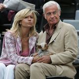 Sie sah man zumeist nur zu dritt mit Hündchen: 2002 heiratete Jean-Paul Belmondo zum zweiten Mal. Zusammen mit der 32 Jahre jüngeren Nathalie, genannt Natty, bekam er 2003 die Tochter Stella. Die Ehe wurde jedoch 2008 wieder geschieden.