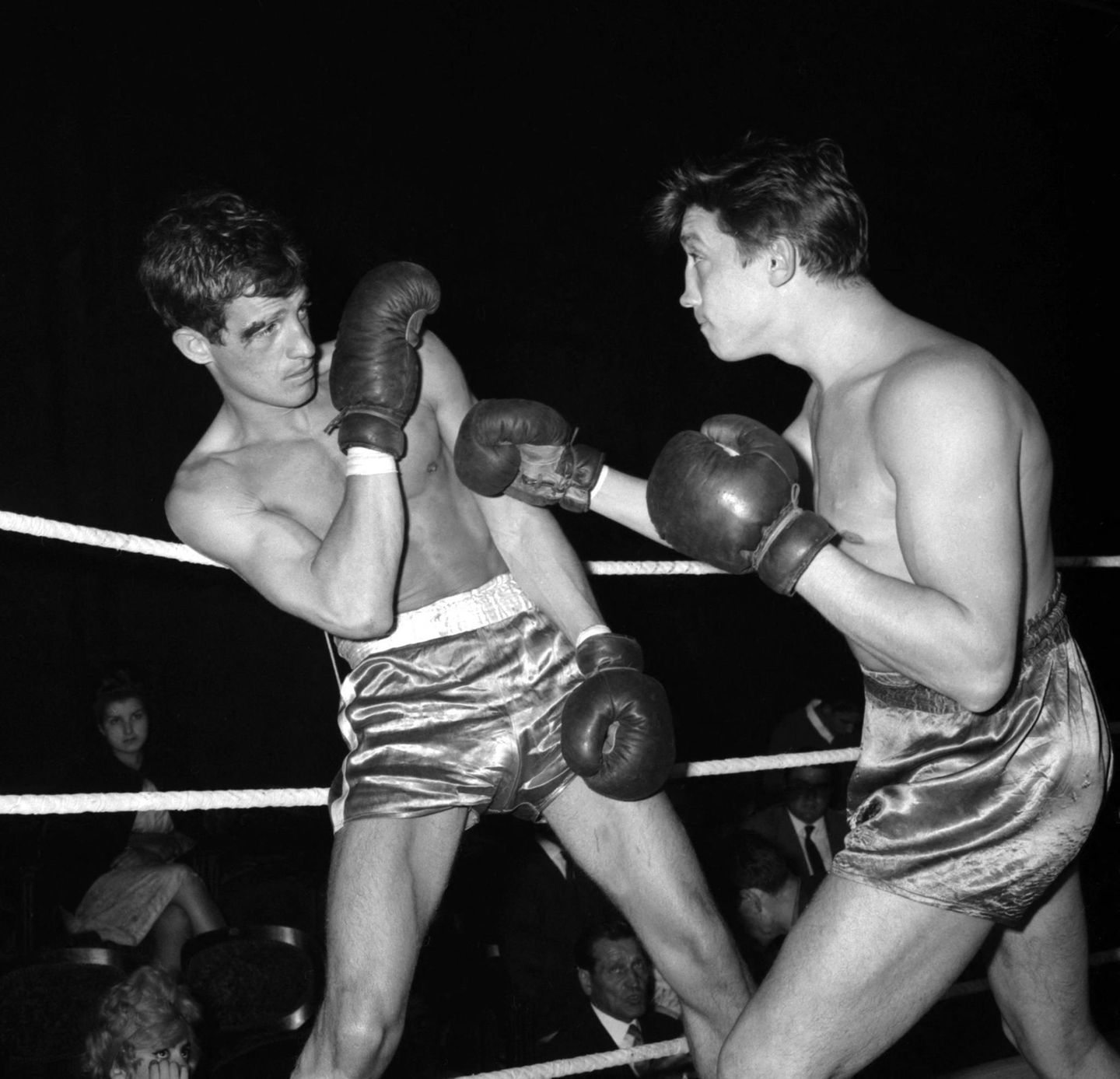 Bereits als Schüler entdeckte er mit 13 Jahren den Boxsport für sich. Dem Hobby blieb er ein Leben lang treu. Auch als er in den 1960er Jahren bereits ein gefeierter Star war, stieg Jean-Paul Belmondo regelmäßig in den Ring.  