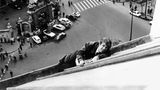 Dieser Film zementierte 1975 sein Image als Actionstar: In dem Thriller "Angst über der Stadt" von Regisseur Henri Verneuil jagte Belmondo als Kommissar Le Tellier in der Tradition von Clint Eastwoods "Dirty Harry" einen Frauenmörder und musste dafür spektakuläre Stunts auf den Dächern von Paris absolvieren - die er größtenteils selbst ablieferte.