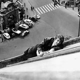 Dieser Film zementierte 1975 sein Image als Actionstar: In dem Thriller "Angst über der Stadt" von Regisseur Henri Verneuil jagte Belmondo als Kommissar Le Tellier in der Tradition von Clint Eastwoods "Dirty Harry" einen Frauenmörder und musste dafür spektakuläre Stunts auf den Dächern von Paris absolvieren - die er größtenteils selbst ablieferte.