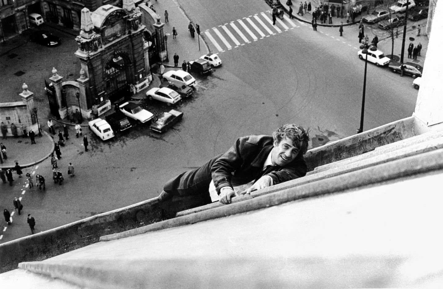 Dieser Film zementierte 1975 sein Image als Actionstar: In dem Thriller "Angst über der Stadt" von Regisseur Henri Verneuil jagte Belmondo als Kommissar Le Tellier in der Tradition von Clint Eastwoods "Dirty Harry" einen Frauenmörder und musste dafür spektakuläre Stunts auf den Dächern von Paris absolvieren - die er größtenteils selbst ablieferte.