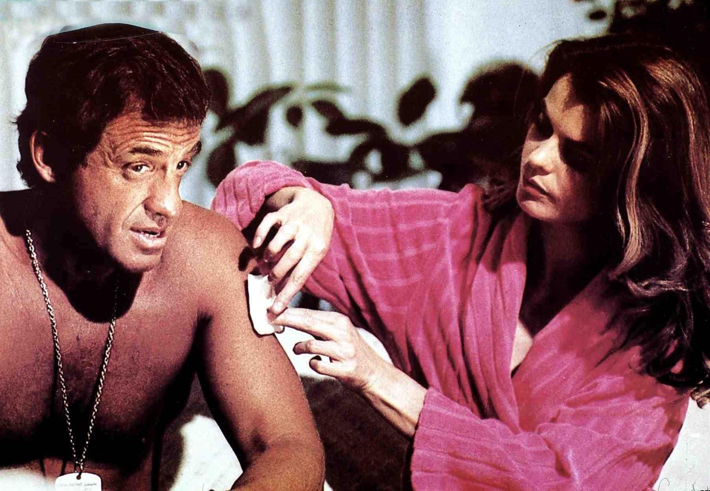 1981 spielte Belmondo (hier mit Cyrielle Claire) den Geheimagenten Joss Beaumont, der von seinem Land verraten wird und zwei Jahre später nach Frankreich zurückkehrt, um blutige Rache zu nehmen. Der Actionkracher wurde zu einem seiner erfolgreichsten Filme und ist bis heute populär - auch dank Ennio Morricones unsterblicher Titelmelodie "Chi Mai".