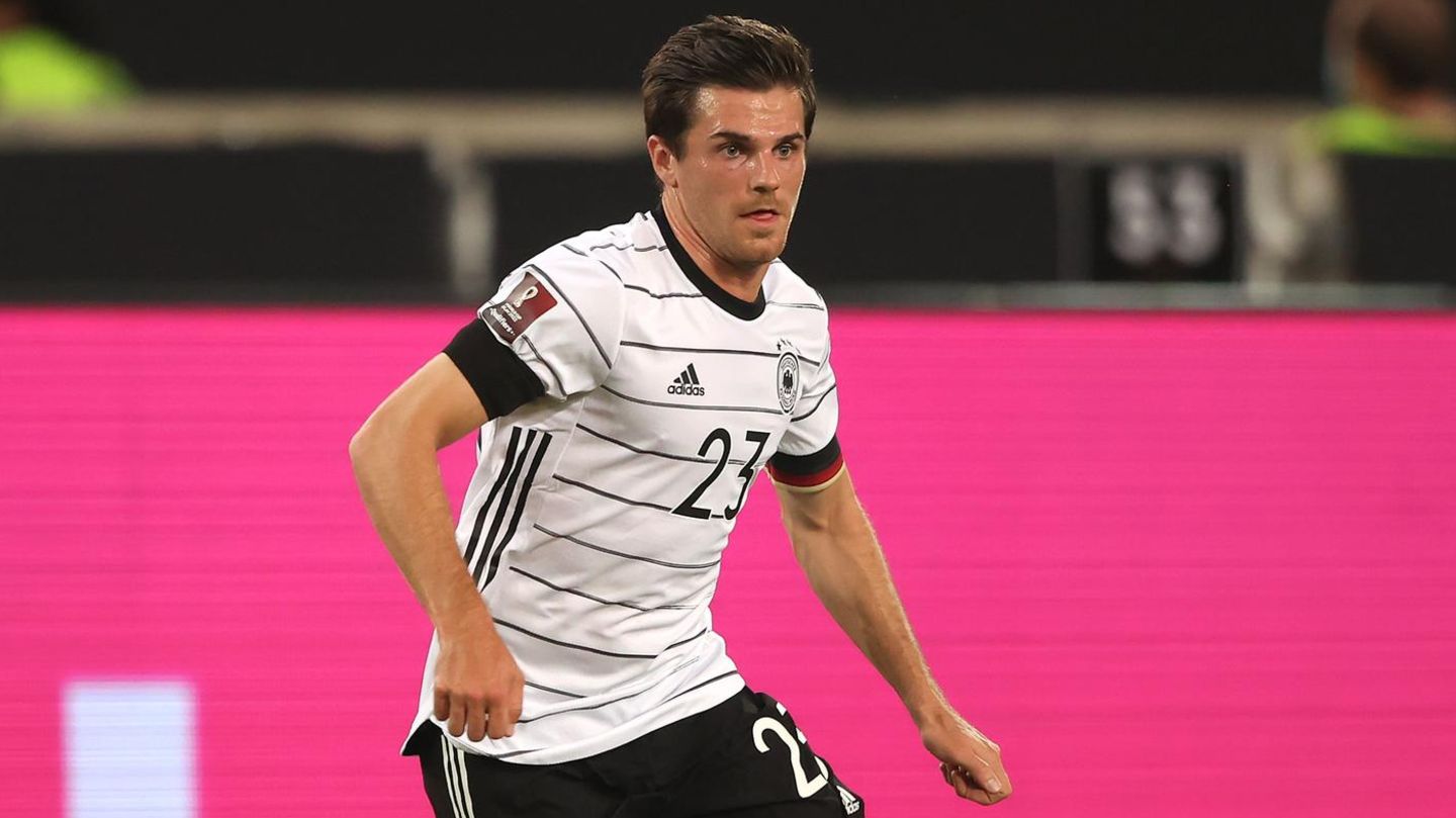 Jonas Hofmann wird in der Nationalelf auf Rechtsverteidiger umgeschult Jonas Hofmann wird in der Nationalelf auf Rechtsverteidiger umgeschult