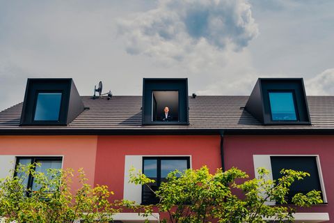 Kein Keller, keine Extrawünsche: Carsten Rutz, Vorstandschef der Deutschen Reihenhaus AG, im Dachgeschoss des Modells "Familienglück"