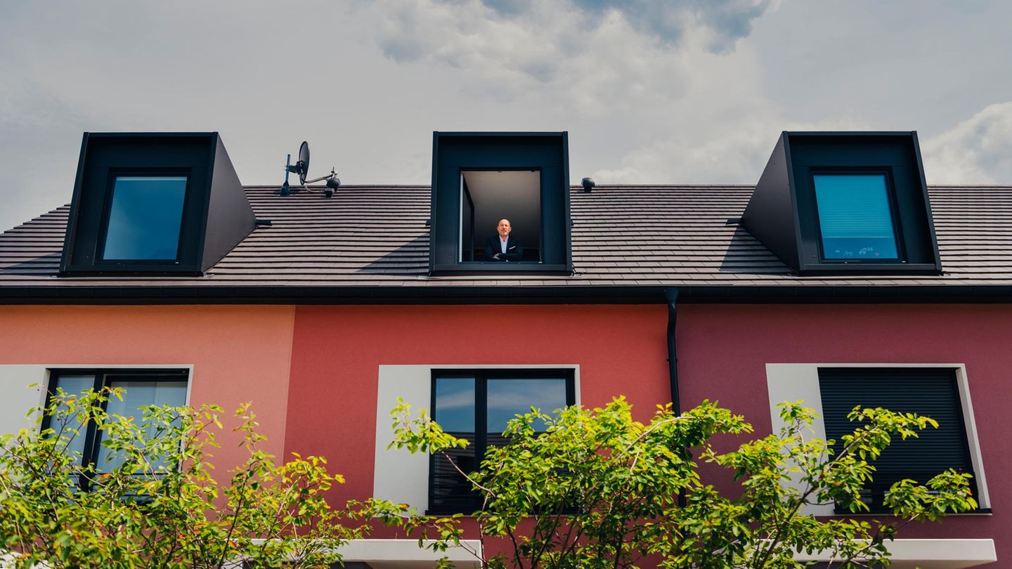 Portraittermin mit Carsten Rutz CEO Deutsche Reihenhaus AG, Reihenhaussiedlung Gauweg in Köln Buchheim Kein Keller, keine Extrawünsche: Carsten Rutz, Vorstandschef der Deutschen Reihenhaus AG, im Dachgeschoss des Modells "Familienglück"