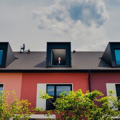 Kein Keller, keine Extrawünsche: Carsten Rutz, Vorstandschef der Deutschen Reihenhaus AG, im Dachgeschoss des Modells "Familienglück"