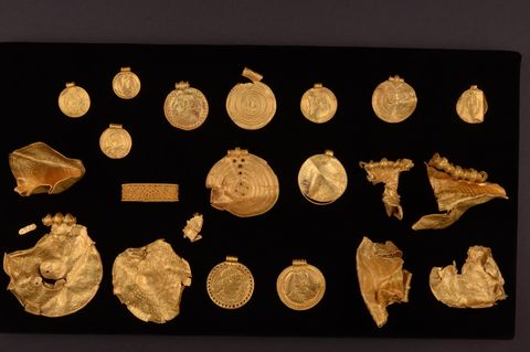 Ein 1500 Jahre alter 22-teiliger Goldschatz, bestehend aus fein dekorierten Medaillons