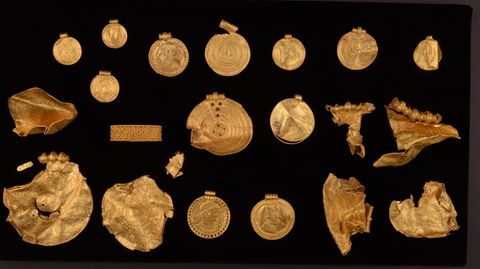 Ein 1500 Jahre alter 22-teiliger Goldschatz, bestehend aus fein dekorierten Medaillons
