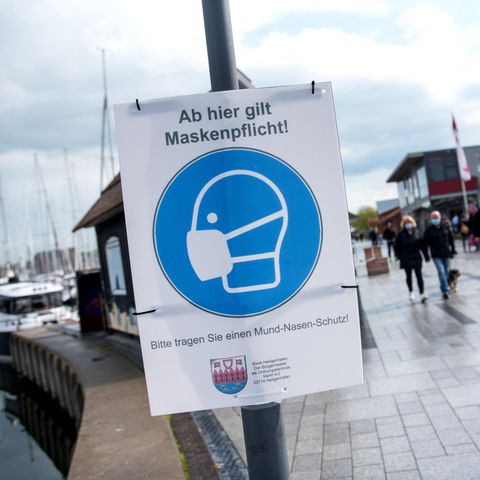 Ein Schild mit der Aufschrift "Ab hier gilt Maskenpflicht" hängt an der Promenade in Heiligenhafen