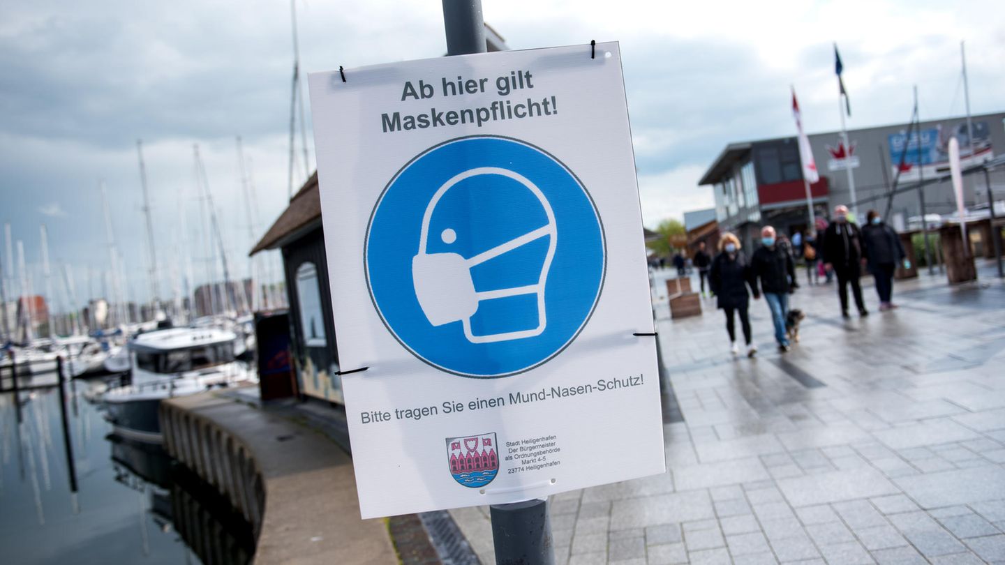 Ein Schild mit der Aufschrift "Ab hier gilt Maskenpflicht" hängt an der Promenade in Heiligenhafen