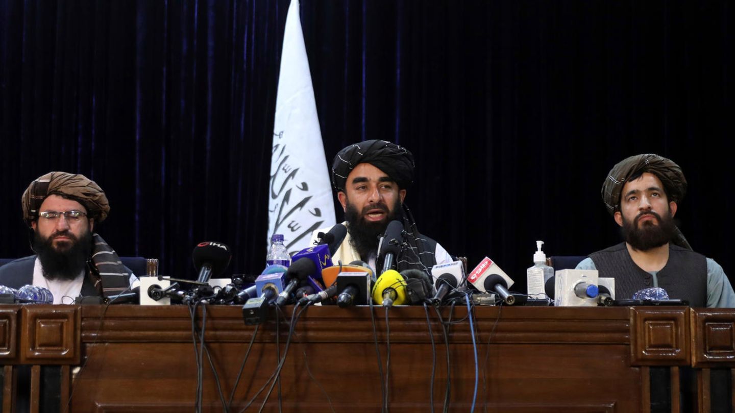 Taliban-Sprecher Sabiullah Mudschahid (M.), hier Mitte August auf einer Pressekonferenz in Kabul, verkündete die ersten Namen der Regierungsmitglieder der Islamisten