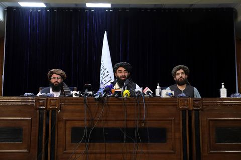 Taliban-Sprecher Sabiullah Mudschahid (M.), hier Mitte August auf einer Pressekonferenz in Kabul, verkündete die ersten Namen der Regierungsmitglieder der Islamisten