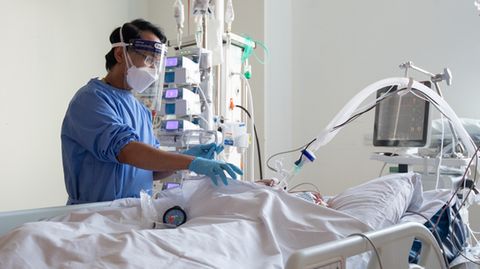 Pflegemitarbeiter kümmern sich auf einer Intensivstation um Patienten mit Covid-19