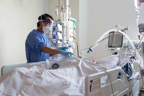 Pflegemitarbeiter kümmern sich auf einer Intensivstation um Patienten mit Covid-19