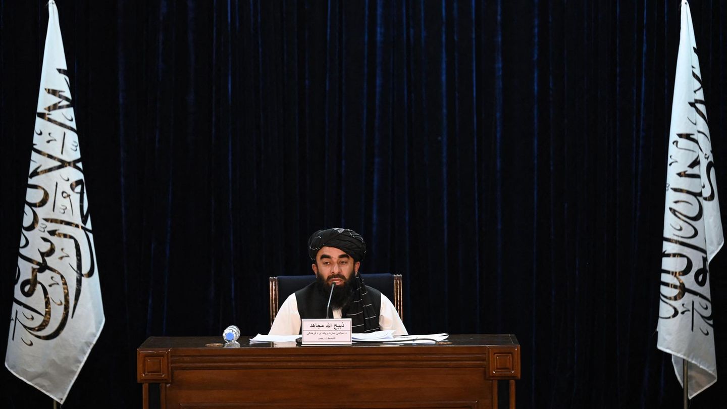 Taliban-Sprecher Zabihullah Mujahid verkündet die neue Regierung in Afghanistan