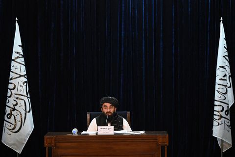 Taliban-Sprecher Zabihullah Mujahid verkündet die neue Regierung in Afghanistan