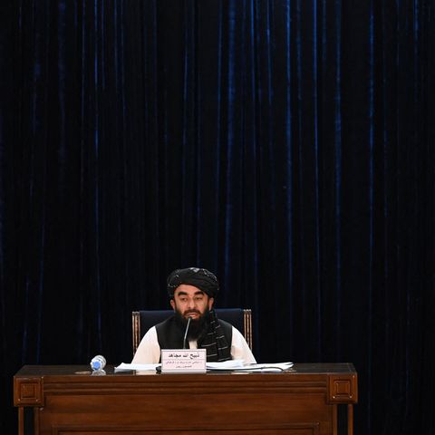 Taliban-Sprecher Zabihullah Mujahid verkündet die neue Regierung in Afghanistan