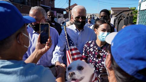 Joe Biden (M), Präsident der USA, unterhält sich mit Menschen