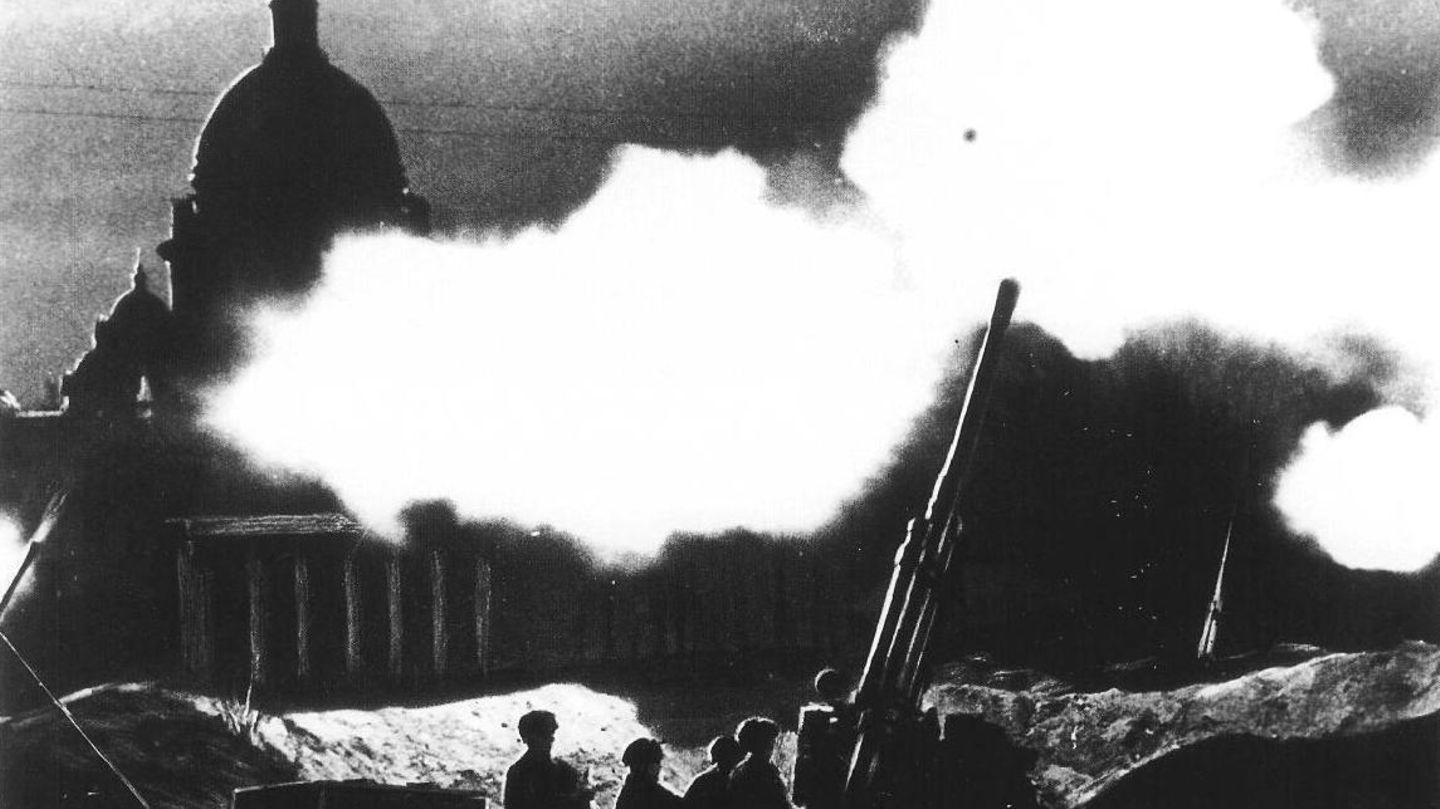 1942 - Flugabwehrgeschütz vor der Isaakskathedrale in Leningrad