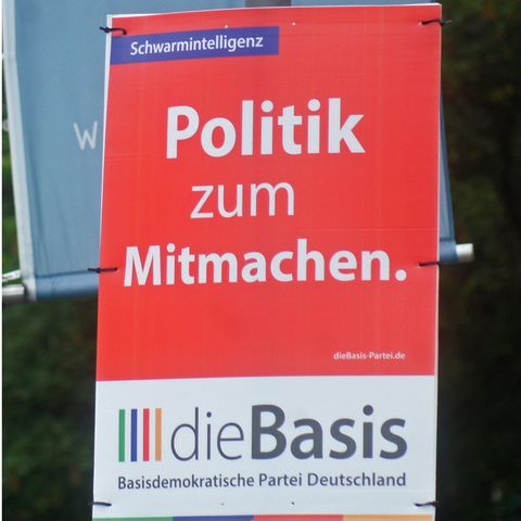 Werbeplakate der Parteien dieBasis und Die Partei