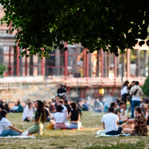 Neue Corona-Richtwerte Inzident Hospitalisierungsrate: Personen sitzen in einem Berliner Park