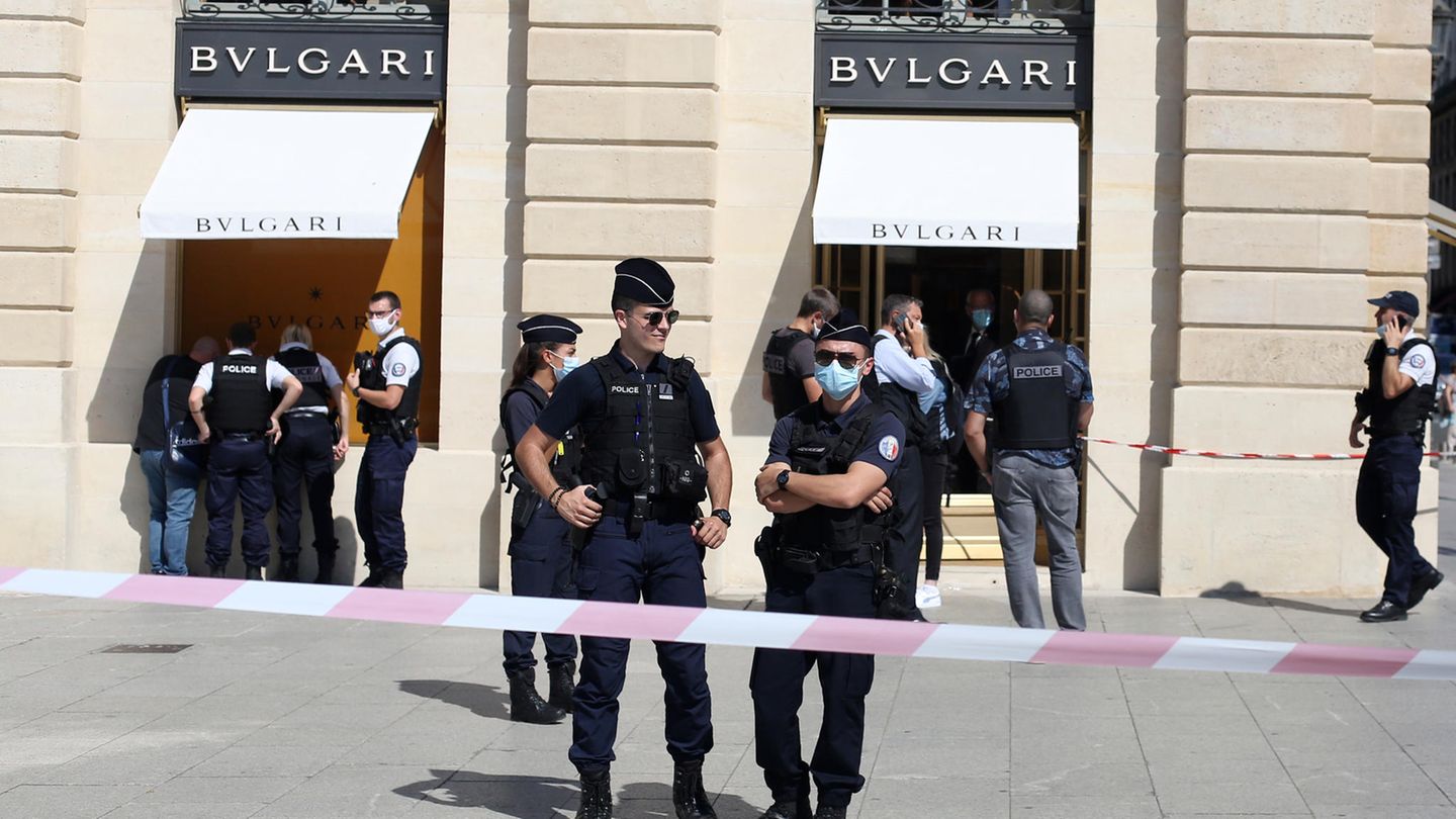 Polizisten vor der Bulgari-Filiale