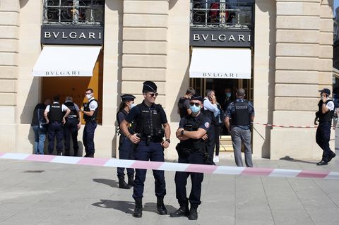 Polizisten vor der Bulgari-Filiale