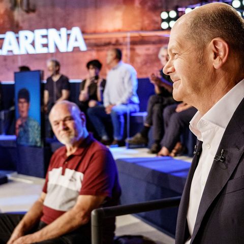 SPD-Kanzlerkandidat betritt lächelnd die ARD-Wahlarena in Lübeck
