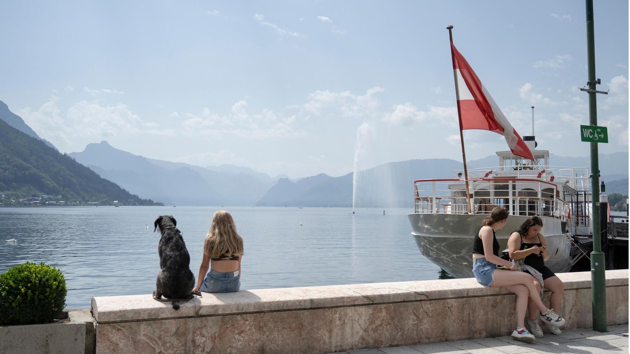 Besucher am Traunsees bei Gmunden