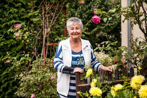 Erika Simon in ihrem Garten
