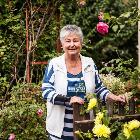 Erika Simon in ihrem Garten