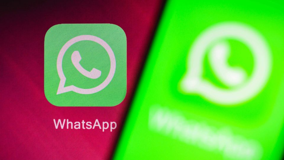 Der Messenger-Dienst WhatsApp auf einem Smartphone Display.