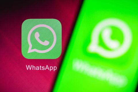 Der Messenger-Dienst WhatsApp auf einem Smartphone Display.