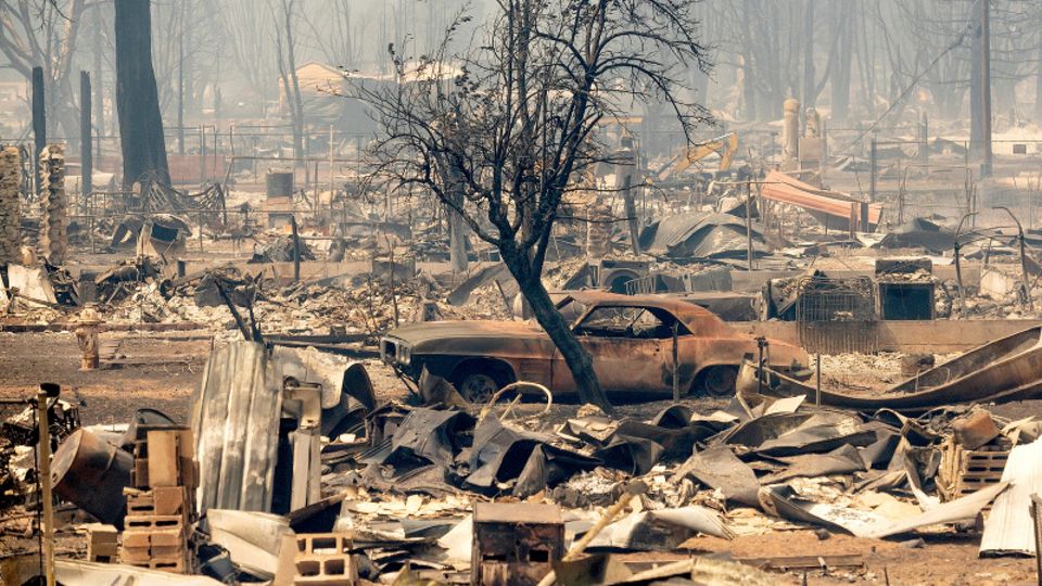 Verbrannte Gegenstände, die von den Flammen der Waldbrände des sogenannten Dixie-Feuers zerstörte wurden sind im Zentrum von Greenville zu sehen.
