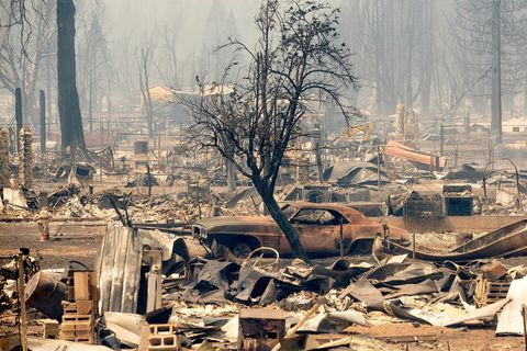 Verbrannte Gegenstände, die von den Flammen der Waldbrände des sogenannten Dixie-Feuers zerstörte wurden sind im Zentrum von Greenville zu sehen.