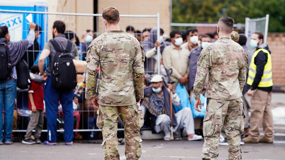 US-Soldaten mit afghanischen Flüchtlingen in Ramstein