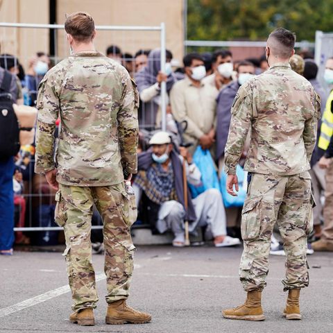 US-Soldaten mit afghanischen Flüchtlingen in Ramstein