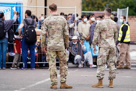 US-Soldaten mit afghanischen Flüchtlingen in Ramstein