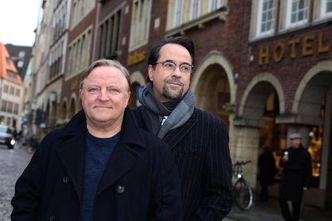 Jan Josef Liefers zusammen mit Axel Prahl. Der "Tatort"-Star verriet erste Details zum neuen Münster-Tatort.