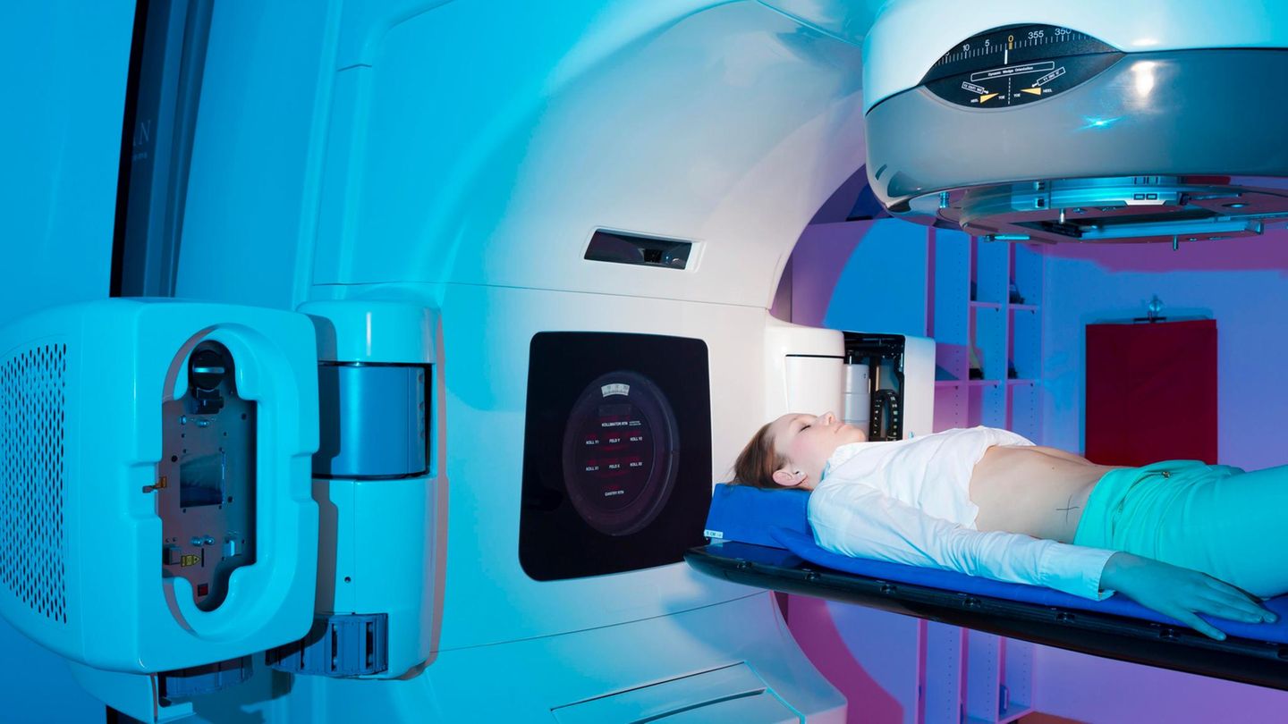Eine Patientin liegt zur Bestrahlung im Linearbeschleuniger