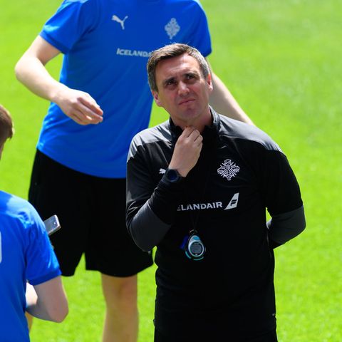 Arnar  Vidarsson (r, ), Trainer der Isländer, leitet eine Trainingseinheit teil